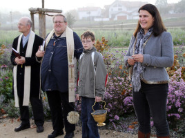 1. Bürgermeisterin Andrea Mickel mit dem katholischen und dem evangelischen Ortsgeistlichen bei der Einweihung des Retzbachparks.