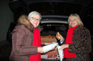 Eugenie Bartsch mit Hackner Gabi beim Brezen einpacken