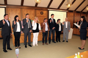 Erste Bürgermeisterin Andrea Mickel (rechts) vereidigte die neuen Mitglieder des Gaimersheimer Marktgemeinderats (von links): Michael Bauer (CSU), Andrea Peschler (CSU), Konrad Hirschbeck (SPD), Pamela Reiß (SPD), Josef Donaubauer (SPD), Gerhard Retzer (S