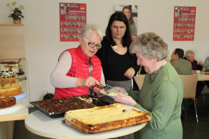 Ingrid Seehars und Andrea Mickel beim Kuchen verteilen