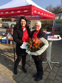 Andrea Mickel überreicht einen Blumenstrauß an das Geburtstagskind