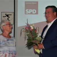Der neue Vorsitzende Kai Mickel überreicht seiner Vorgängerin Ingrid Seehars einen Blumenstrauß